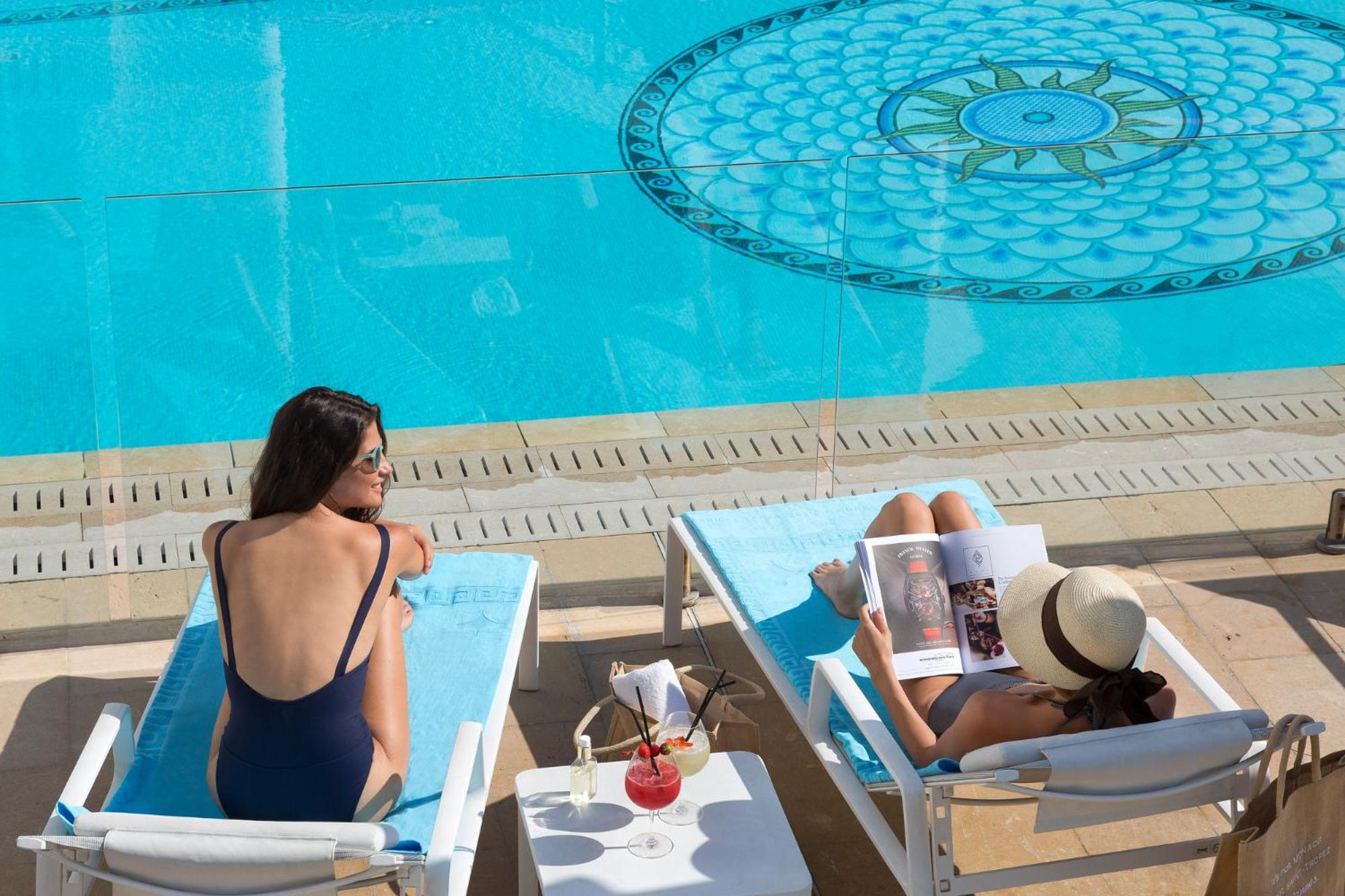 โรงแรมบาริแยร์ เลอ มาเจสติค คานส์ ภายนอก รูปภาพ The pool at the hotel