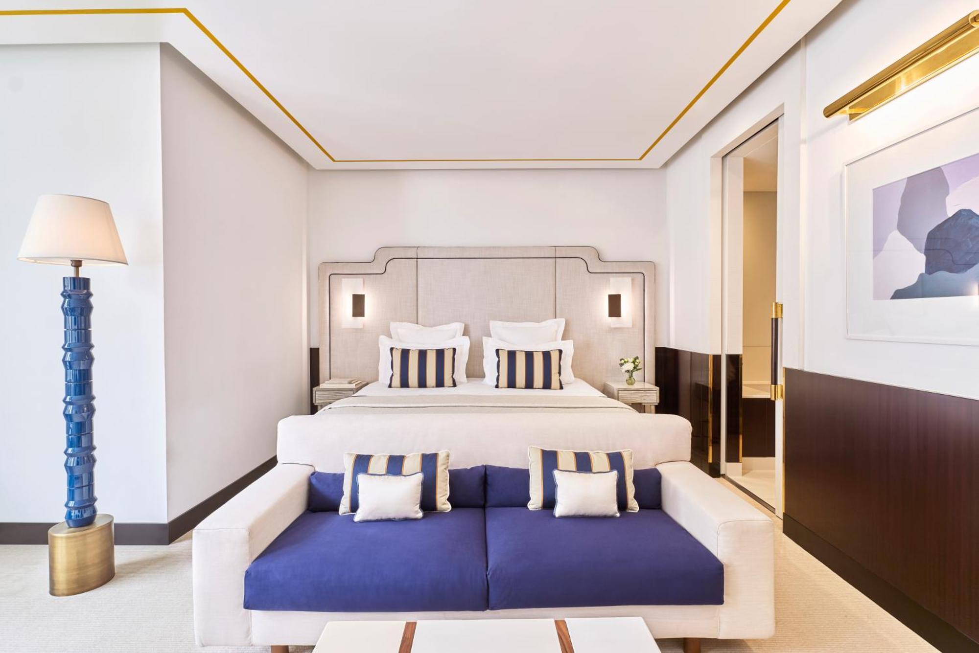 โรงแรมบาริแยร์ เลอ มาเจสติค คานส์ ภายนอก รูปภาพ A bedroom at the hotel