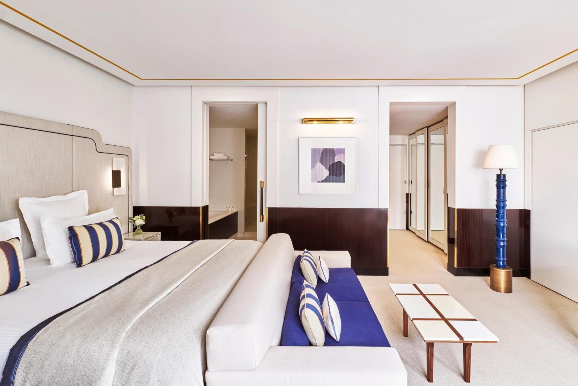 โรงแรมบาริแยร์ เลอ มาเจสติค คานส์ ภายนอก รูปภาพ A guest room at the Four Seasons Hotel