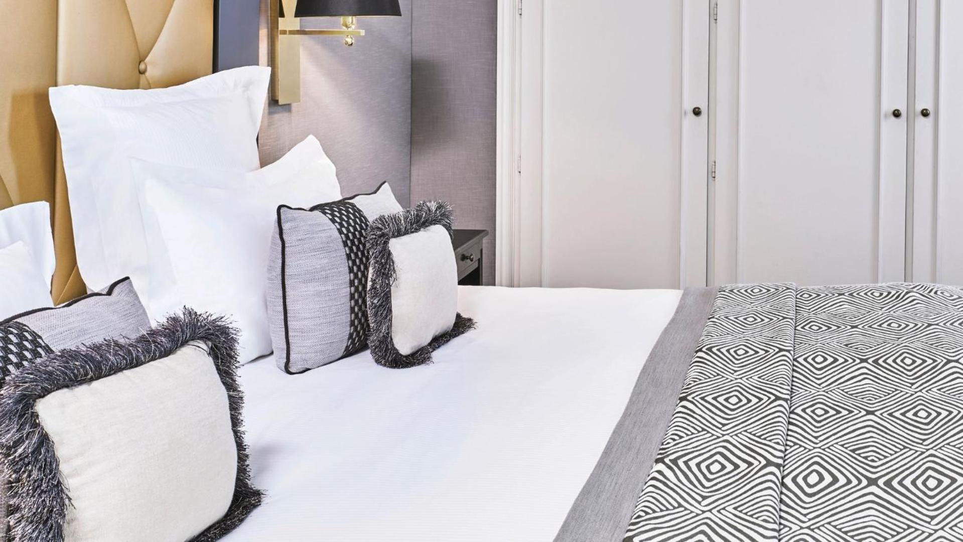 โรงแรมบาริแยร์ เลอ มาเจสติค คานส์ ภายนอก รูปภาพ A room at the hotel